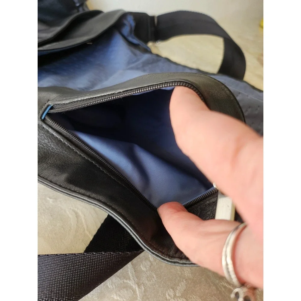Tumi Leather Cross Bag Messenger Laptop Bag in Black